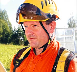 Talkootyössäkin on muistettava työturvallisuus. Vesa-Matti Puro pitää huolen, että kaikilla asennustöissä mukana olevilla on asianmukainen varustus. Itse hän näyttää esimerkkiä.